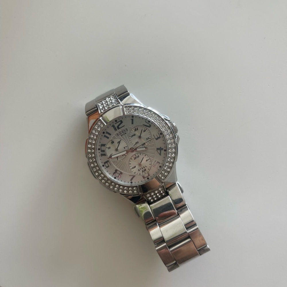 Guess Watch - not sure if works, maybe need to change the batteries